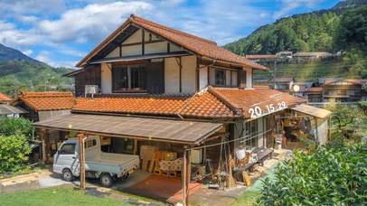 唯美日系阳光下房屋