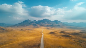 秋季草原蜿蜒公路