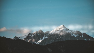 巍峨雪山