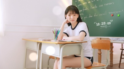 教室中上课的女孩