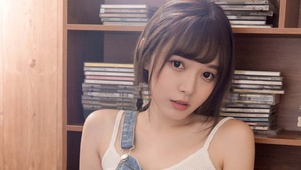 背靠书架的美女