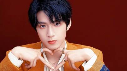 刘耀文 古驰 怼脸比心大片