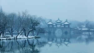 冬天湖边景色