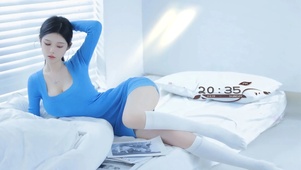 蓝色连衣裙长腿性感女孩