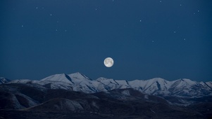 雪山傍着月亮