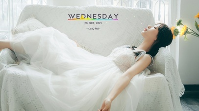 沙发上的公主裙美女