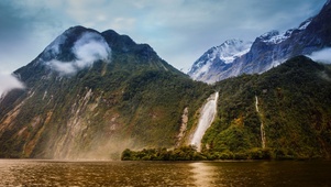 山间瀑布风景