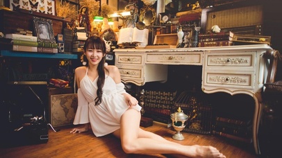 笑起来很好看的美腿学妹