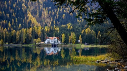 唯美治愈森林湖畔小屋