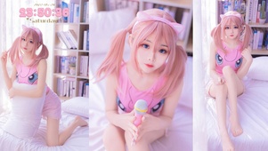 可爱粉发美女