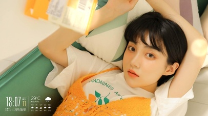 沙发上的短发美女