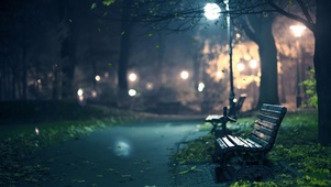 夜晚路边灯下
