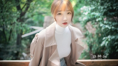 森林中的美少女