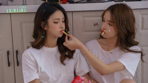 2个清纯性感T恤美女