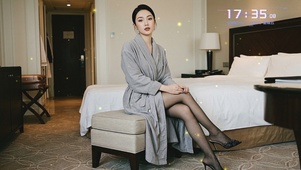 灼若芙蕖出渌波