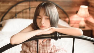 在床上嘟嘴的美女