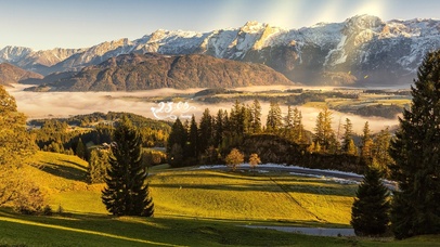 清晨阳光秋季山丘