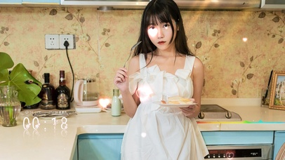 爱吃蛋糕的居家美女