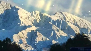 街边雪山  壁纸