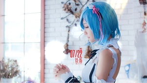 蓝色短发美少女