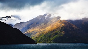 山中湖泊