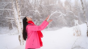 美丽雪景中的女孩