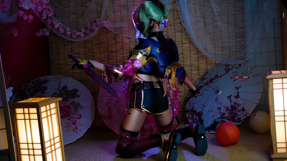 暗调日式和风室内场景中，绿发配黑面罩、身着久岐忍cos服的人物背对镜头站立，旁侧摆放暖黄格纸木灯笼、油纸伞与樱花装饰，搭配竹帘纱幔布景。