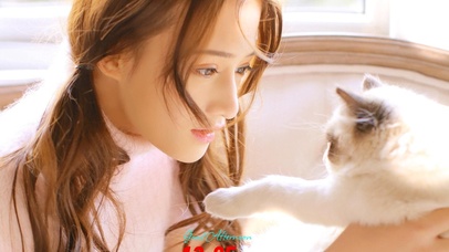 抱着猫咪的长发美女