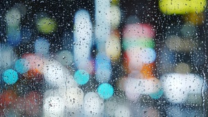 雨打玻璃