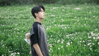 花海中的王鹤棣