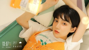 沙发上的短发美女