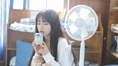 居家清纯性感美女