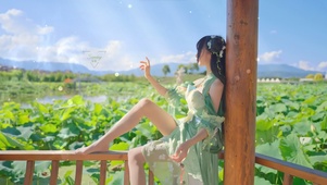 湖畔长腿美少女