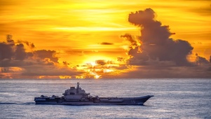 海天映金，舰展雄姿