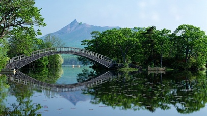 湖上拱桥