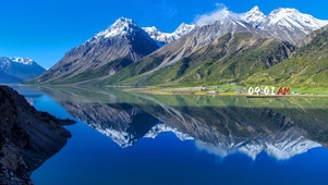 美丽雪山湖泊
