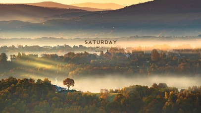 秋天斜阳雾气村庄