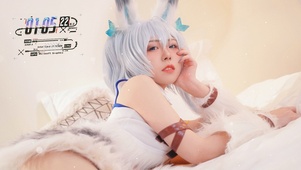 躺平白狐美女