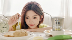 4k餐桌前的美女