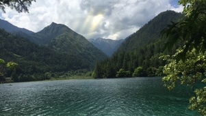 山水相映