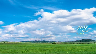 4K 唯美蓝天白云下的草原