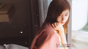 窗边的清纯美女