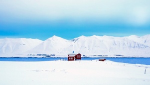 雪山边的小屋