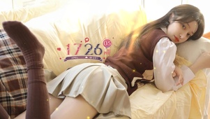 4k握在沙发上的美女