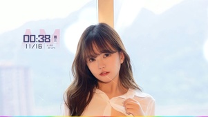 窗户边的清纯制服美女