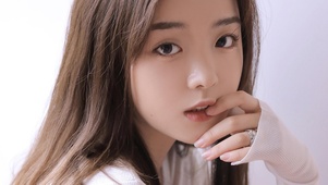 咬指头的美女
