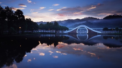 日落拱桥湖中倒影