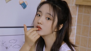 嘴馋的美女