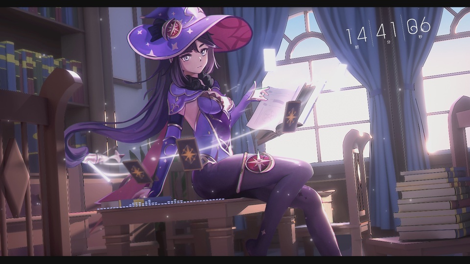 原神角色莫娜身着紫色魔女服与饰星宽边巫师帽，身处摆满书籍的图书馆窗边，身侧漂浮着占星卡牌，面前摆放一本翻开的书，暖光洒落室内。