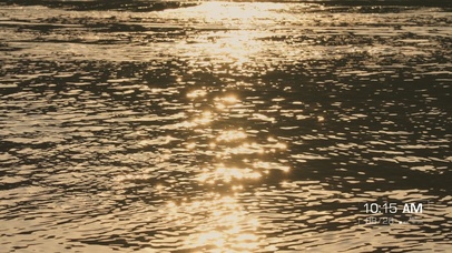 湖面反光亮晶晶